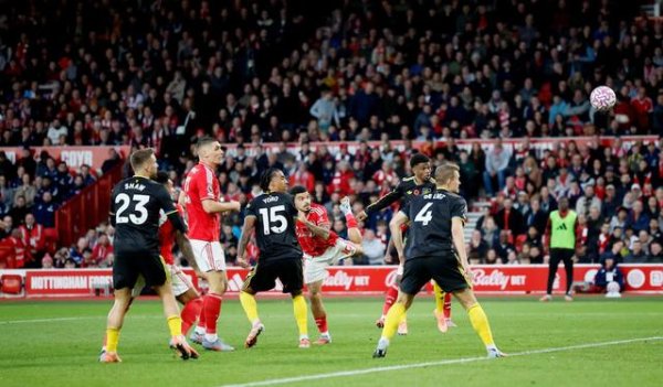 广升网 3连胜终结！曼联2-2险平英超第18！2分钟后防崩盘，争议角球破门